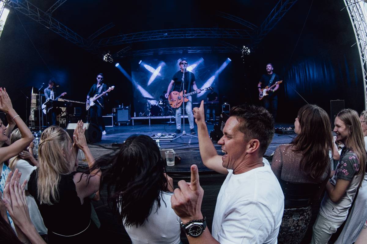 Michal Hrůza zazpíval Občanské plovárně, na pódium si pozval i Michala Malátného