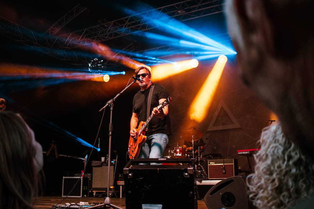 Michal Hrůza zazpíval Občanské plovárně, na pódium si pozval i Michala Malátného