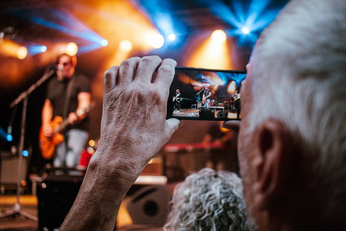 Michal Hrůza zazpíval Občanské plovárně, na pódium si pozval i Michala Malátného