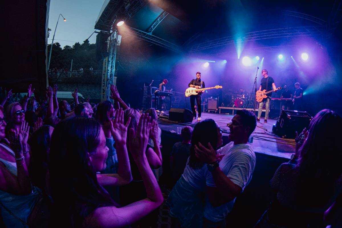 Michal Hrůza zazpíval Občanské plovárně, na pódium si pozval i Michala Malátného