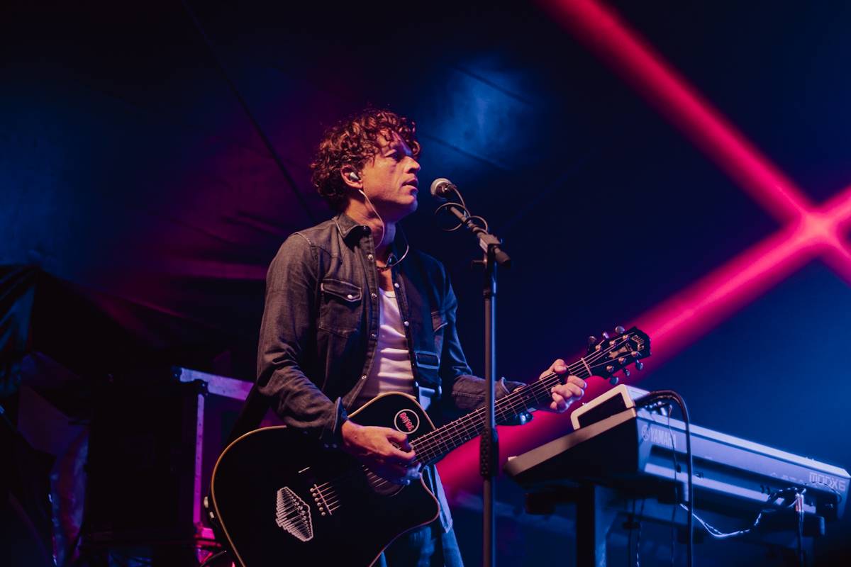 Michal Hrůza zazpíval Občanské plovárně, na pódium si pozval i Michala Malátného