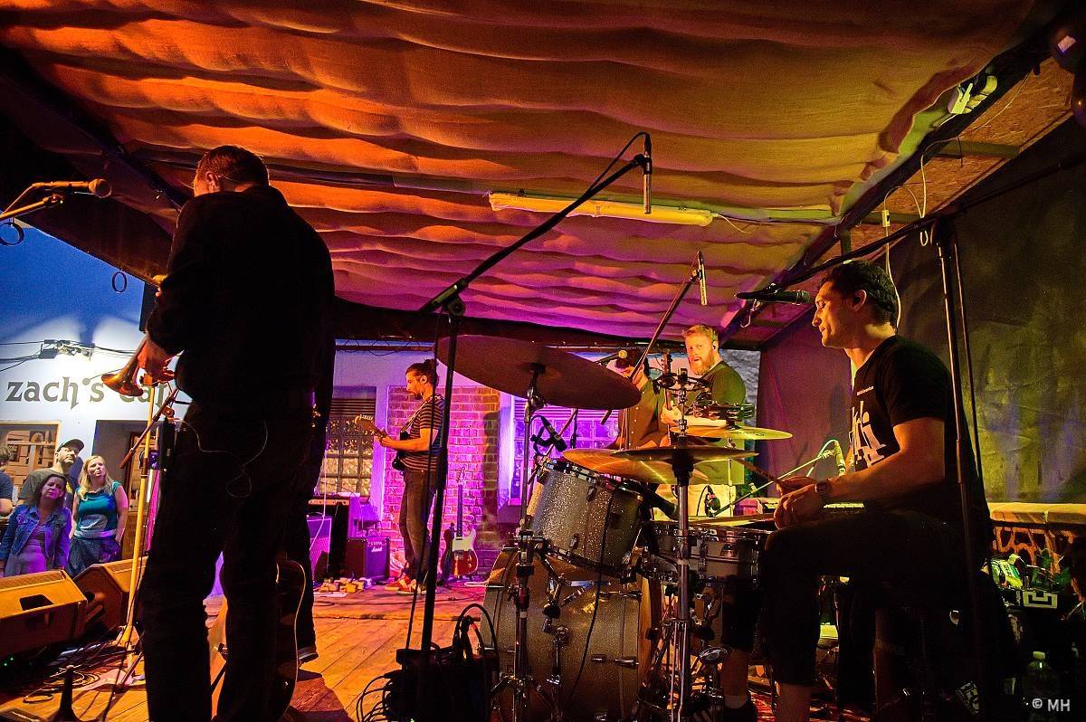 Ani déšť je nezastavil. Letní kapela s Jaromírem 99 bavili Plzeň