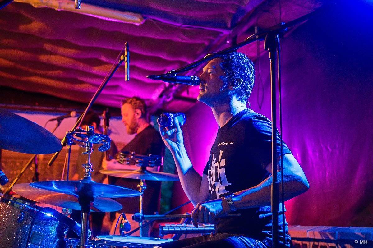 Ani déšť je nezastavil. Letní kapela s Jaromírem 99 bavili Plzeň