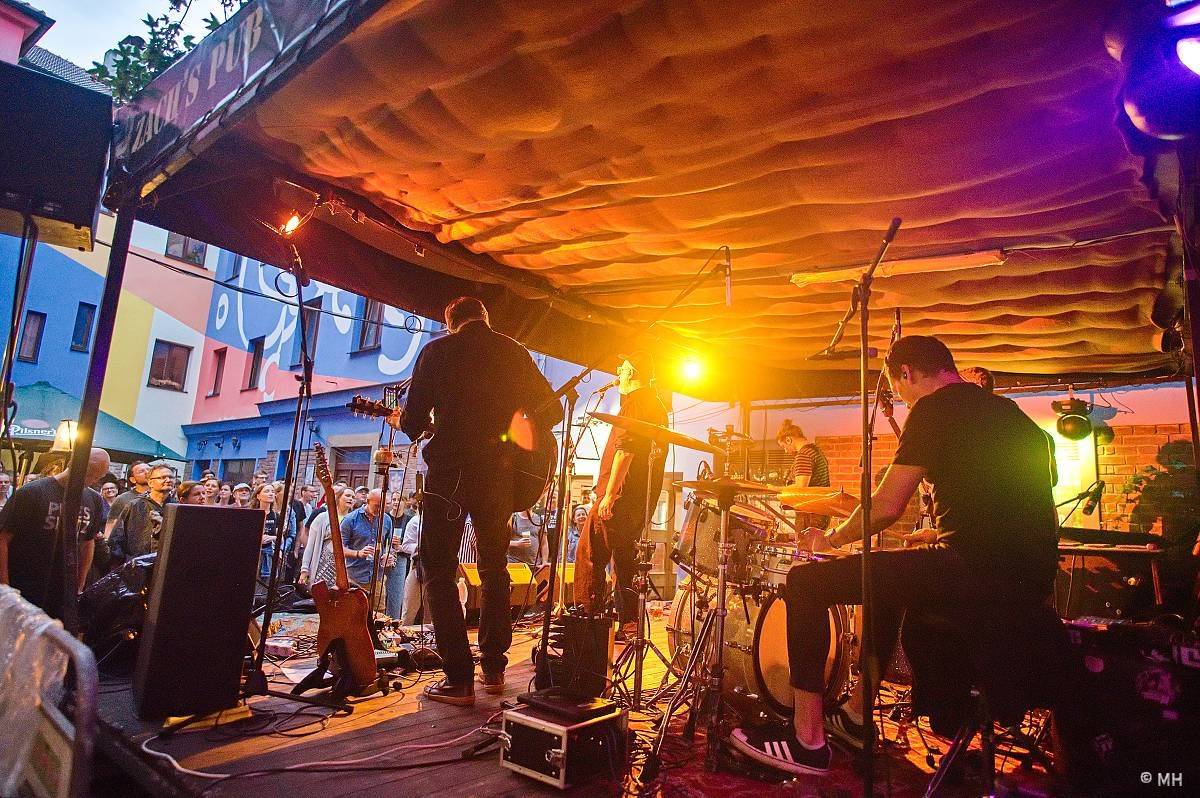 Ani déšť je nezastavil. Letní kapela s Jaromírem 99 bavili Plzeň