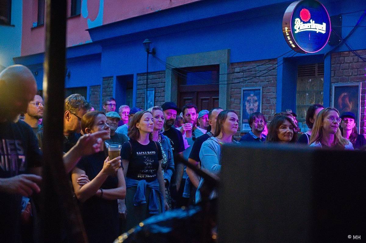 Ani déšť je nezastavil. Letní kapela s Jaromírem 99 bavili Plzeň