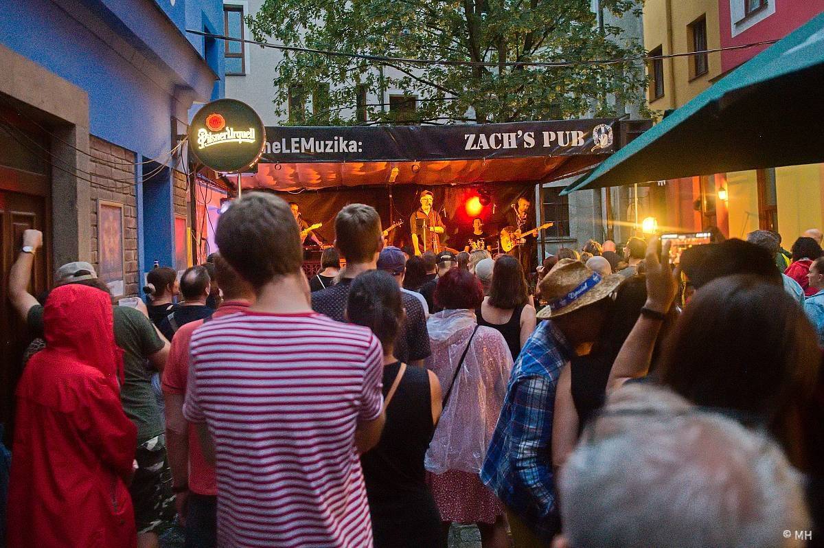 Ani déšť je nezastavil. Letní kapela s Jaromírem 99 bavili Plzeň