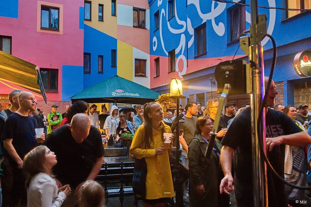 Ani déšť je nezastavil. Letní kapela s Jaromírem 99 bavili Plzeň