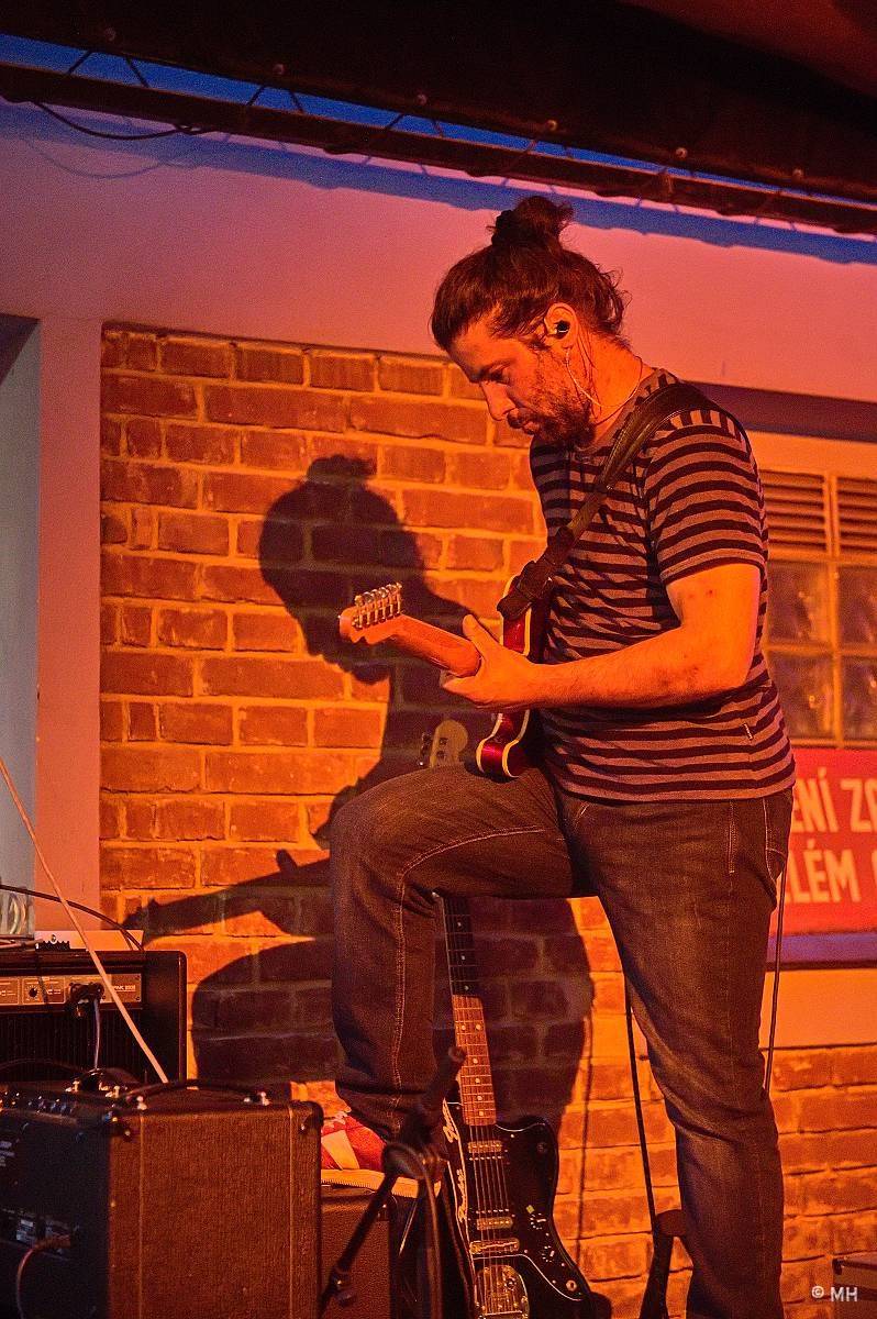 Ani déšť je nezastavil. Letní kapela s Jaromírem 99 bavili Plzeň