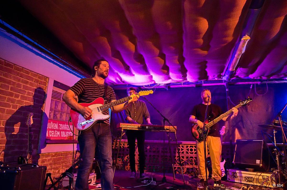 Ani déšť je nezastavil. Letní kapela s Jaromírem 99 bavili Plzeň