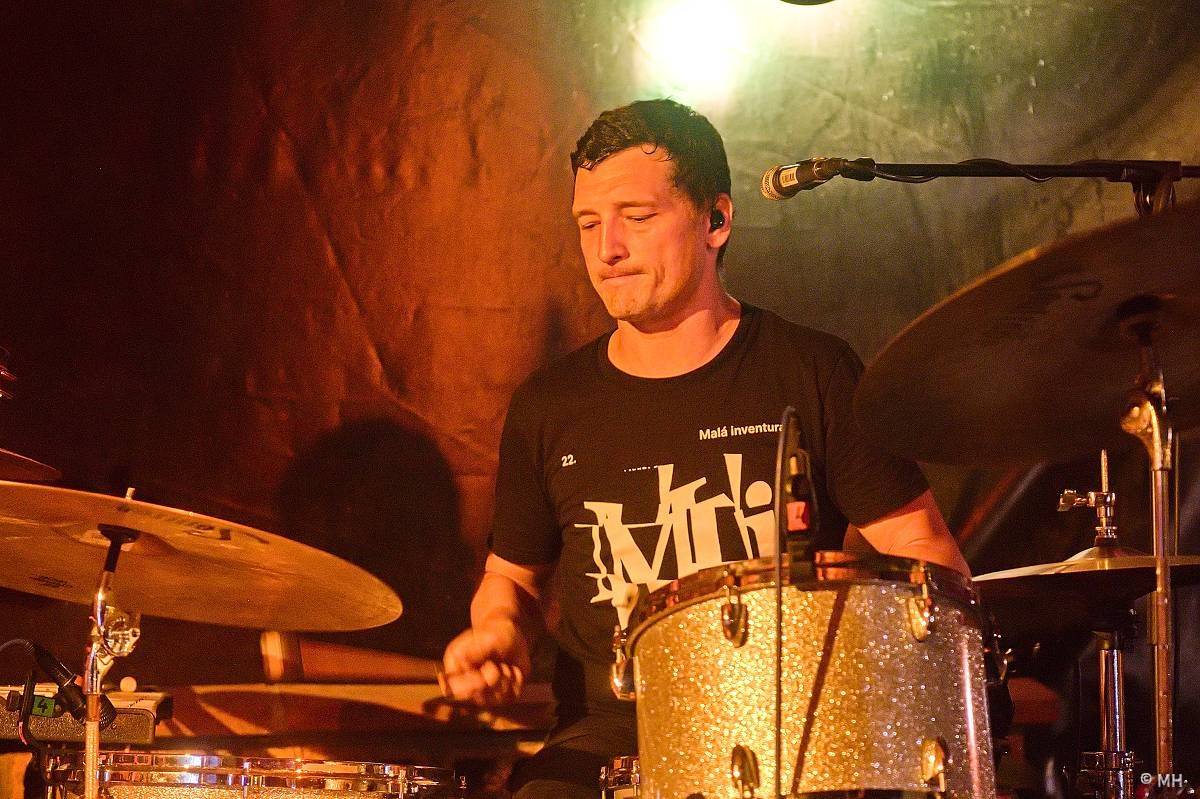 Ani déšť je nezastavil. Letní kapela s Jaromírem 99 bavili Plzeň