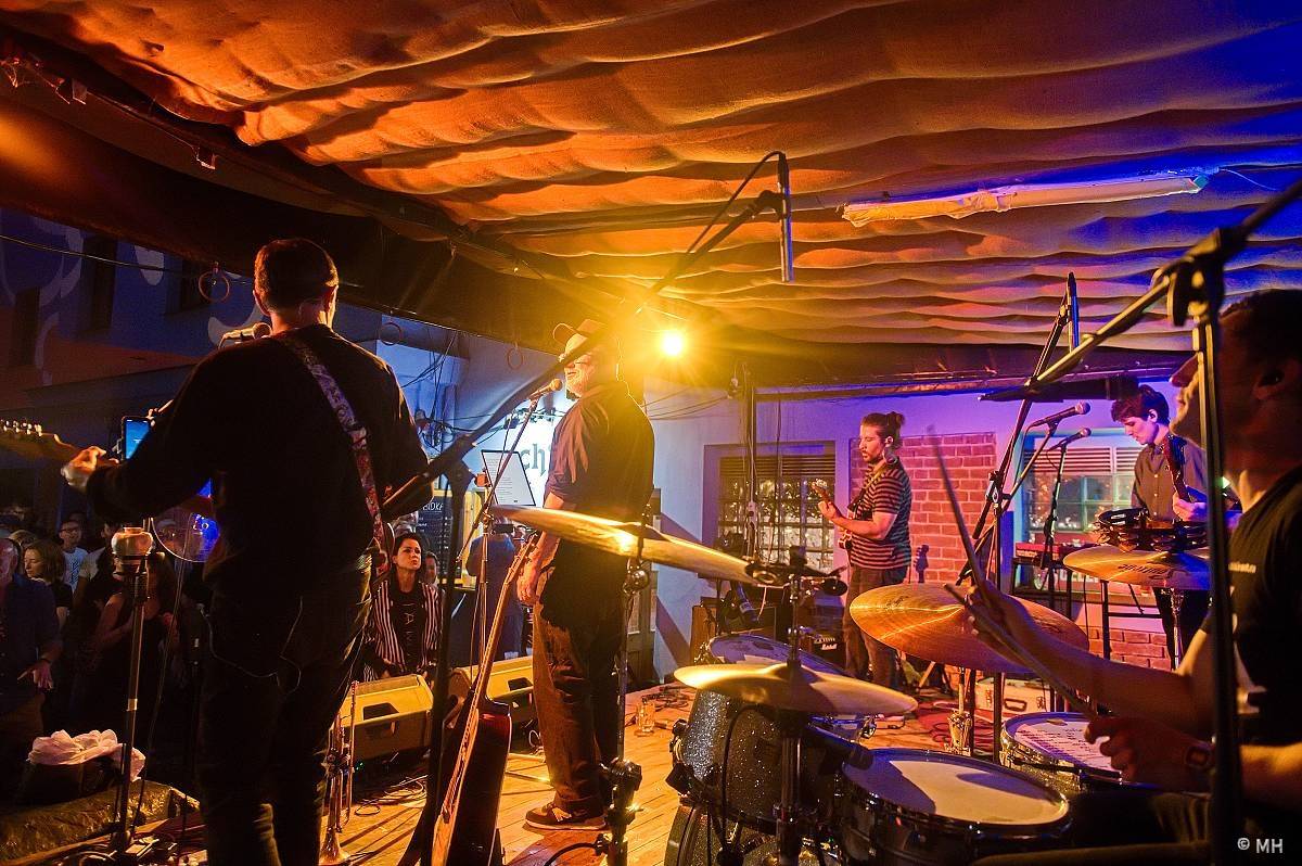 Ani déšť je nezastavil. Letní kapela s Jaromírem 99 bavili Plzeň