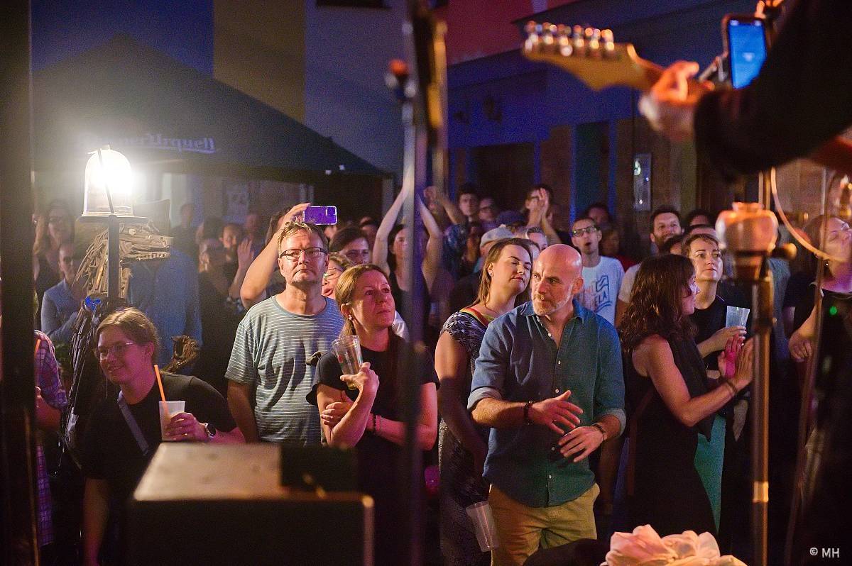 Ani déšť je nezastavil. Letní kapela s Jaromírem 99 bavili Plzeň