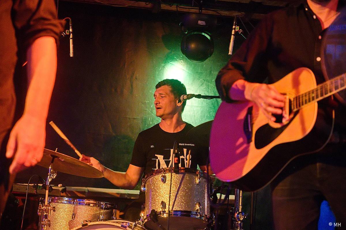 Ani déšť je nezastavil. Letní kapela s Jaromírem 99 bavili Plzeň