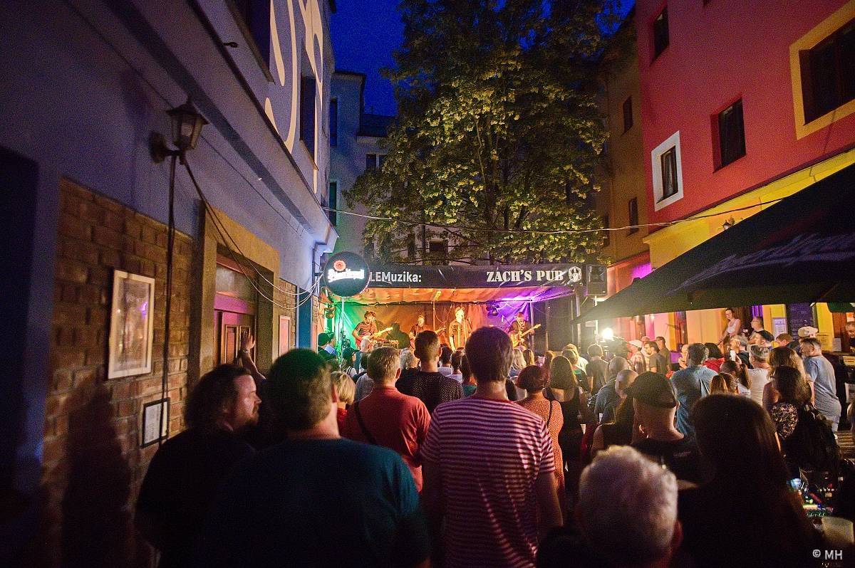 Ani déšť je nezastavil. Letní kapela s Jaromírem 99 bavili Plzeň