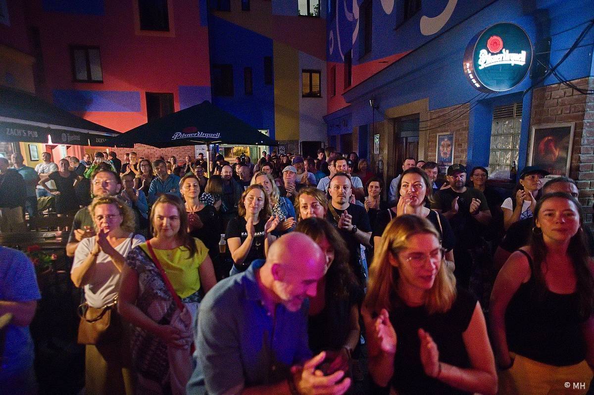 Ani déšť je nezastavil. Letní kapela s Jaromírem 99 bavili Plzeň