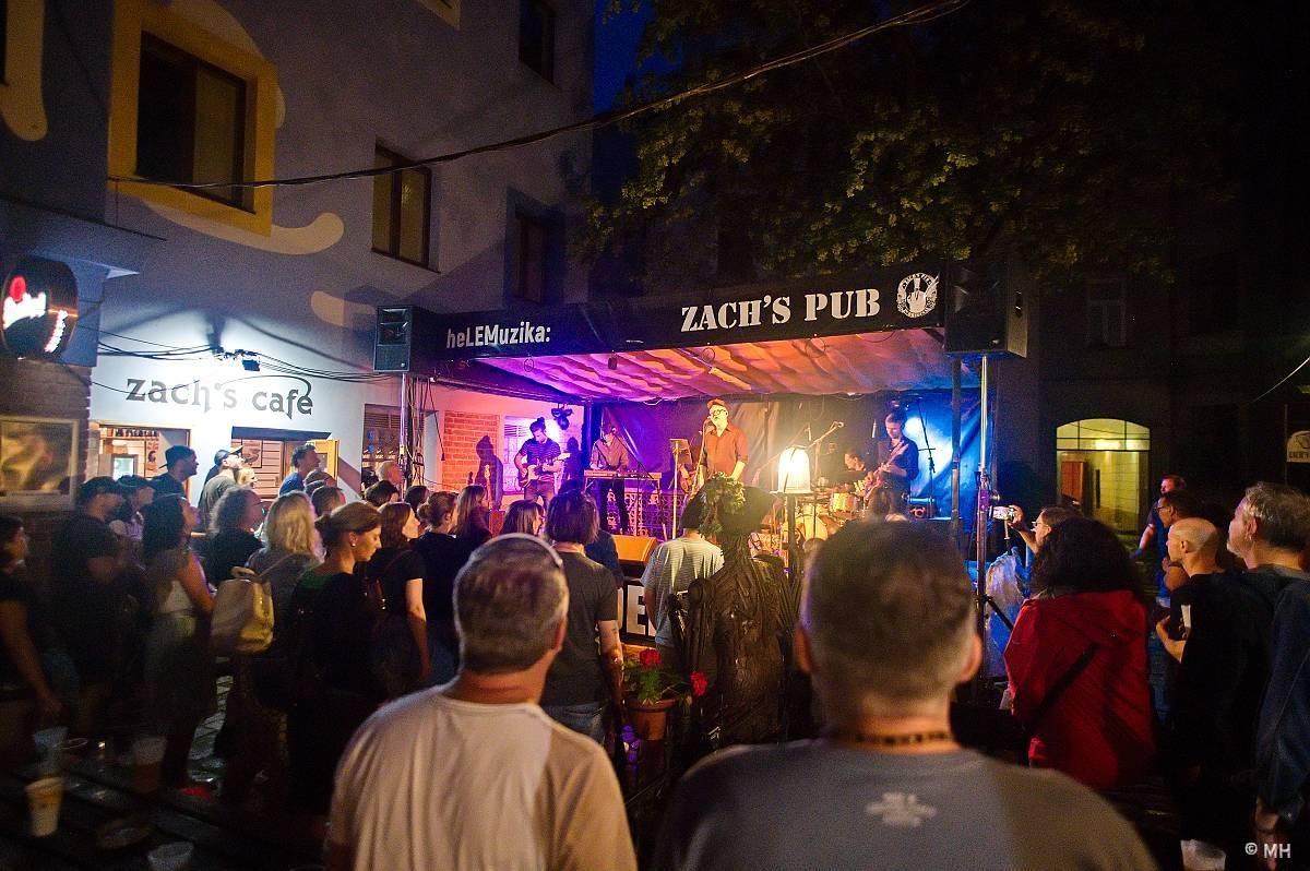 Ani déšť je nezastavil. Letní kapela s Jaromírem 99 bavili Plzeň