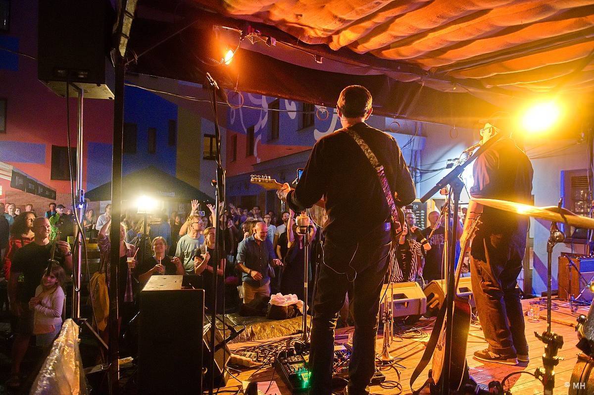 Ani déšť je nezastavil. Letní kapela s Jaromírem 99 bavili Plzeň