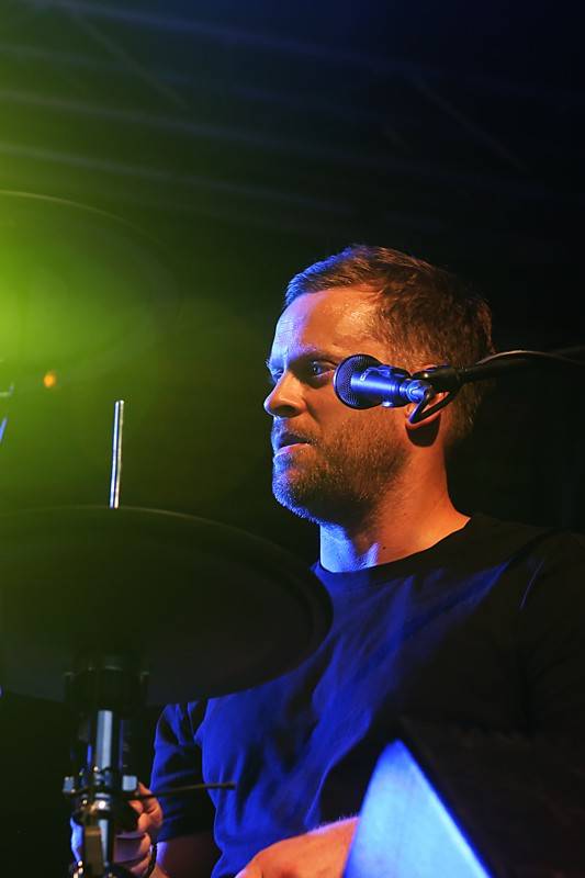 Tros Discotequos odstartovali koncert ve Valticích z toalet, publiku nabídli světové hity v netradičním podání