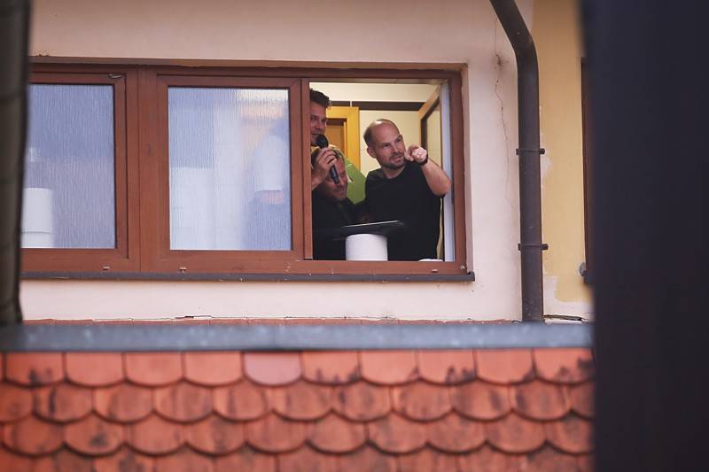 Tros Discotequos odstartovali koncert ve Valticích z toalet, publiku nabídli světové hity v netradičním podání