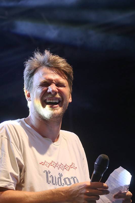 Tros Discotequos odstartovali koncert ve Valticích z toalet, publiku nabídli světové hity v netradičním podání