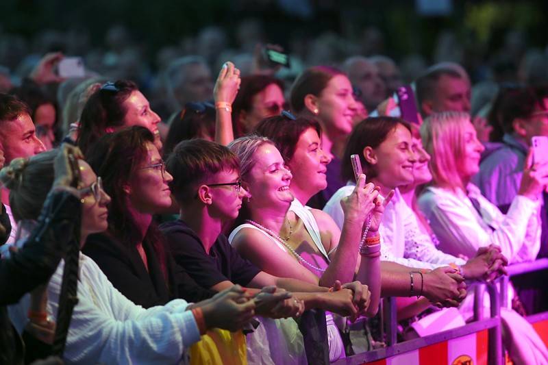 Tros Discotequos odstartovali koncert ve Valticích z toalet, publiku nabídli světové hity v netradičním podání