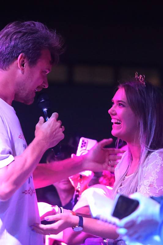 Tros Discotequos odstartovali koncert ve Valticích z toalet, publiku nabídli světové hity v netradičním podání