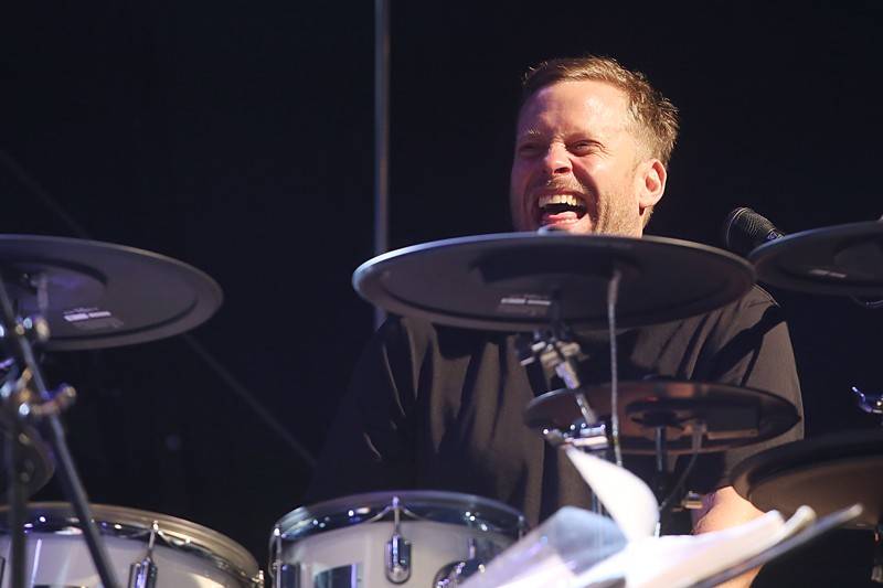 Tros Discotequos odstartovali koncert ve Valticích z toalet, publiku nabídli světové hity v netradičním podání