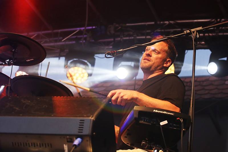 Tros Discotequos odstartovali koncert ve Valticích z toalet, publiku nabídli světové hity v netradičním podání