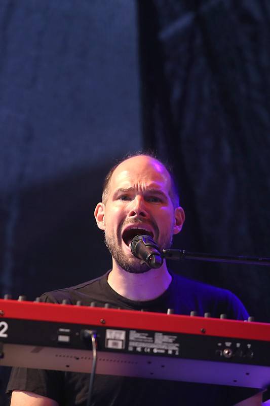 Tros Discotequos odstartovali koncert ve Valticích z toalet, publiku nabídli světové hity v netradičním podání