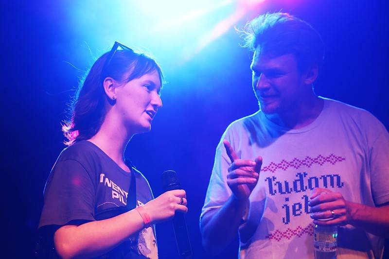 Tros Discotequos odstartovali koncert ve Valticích z toalet, publiku nabídli světové hity v netradičním podání