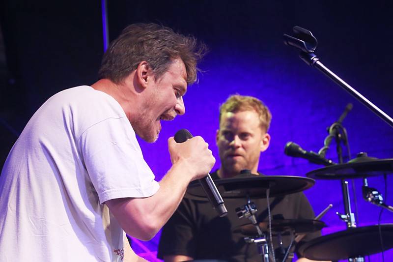 Tros Discotequos odstartovali koncert ve Valticích z toalet, publiku nabídli světové hity v netradičním podání