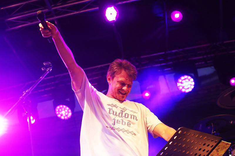 Tros Discotequos odstartovali koncert ve Valticích z toalet, publiku nabídli světové hity v netradičním podání