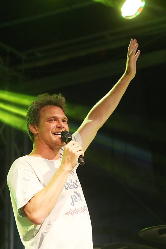 Tros Discotequos odstartovali koncert ve Valticích z toalet, publiku nabídli světové hity v netradičním podání