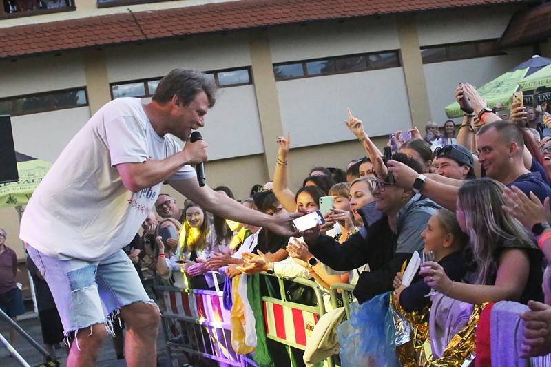 Tros Discotequos odstartovali koncert ve Valticích z toalet, publiku nabídli světové hity v netradičním podání