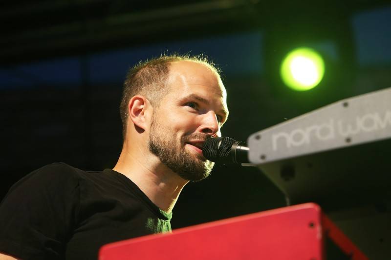 Tros Discotequos odstartovali koncert ve Valticích z toalet, publiku nabídli světové hity v netradičním podání