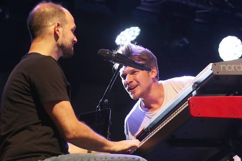 Tros Discotequos odstartovali koncert ve Valticích z toalet, publiku nabídli světové hity v netradičním podání