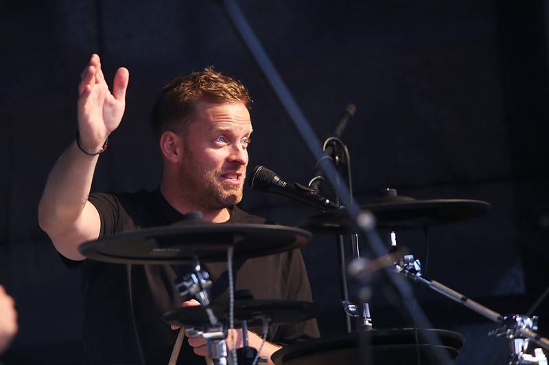 Tros Discotequos odstartovali koncert ve Valticích z toalet, publiku nabídli světové hity v netradičním podání