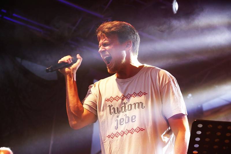 Tros Discotequos odstartovali koncert ve Valticích z toalet, publiku nabídli světové hity v netradičním podání