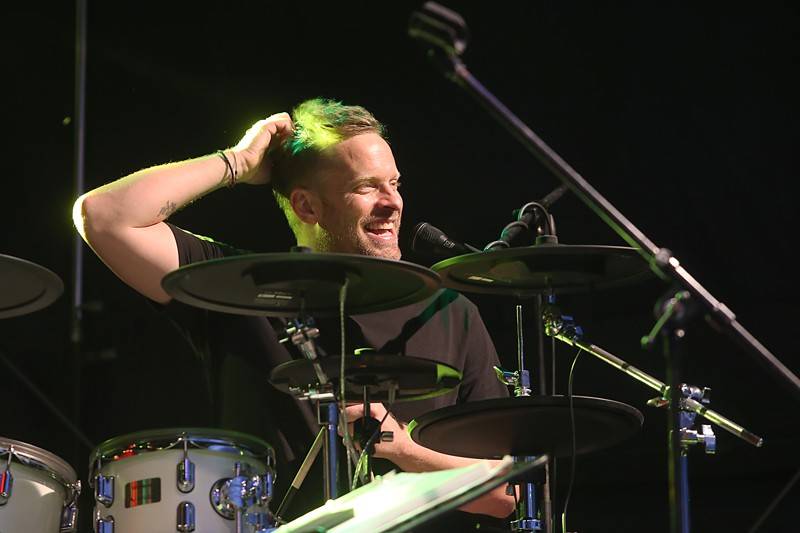 Tros Discotequos odstartovali koncert ve Valticích z toalet, publiku nabídli světové hity v netradičním podání