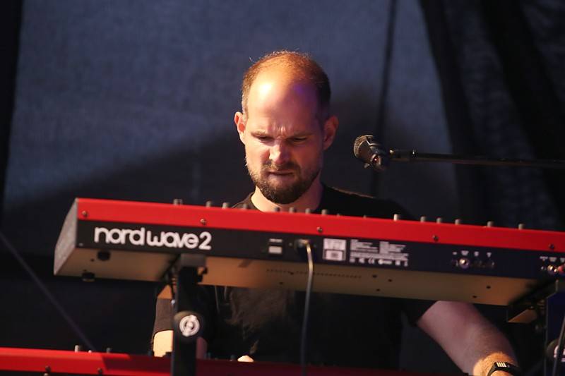 Tros Discotequos odstartovali koncert ve Valticích z toalet, publiku nabídli světové hity v netradičním podání