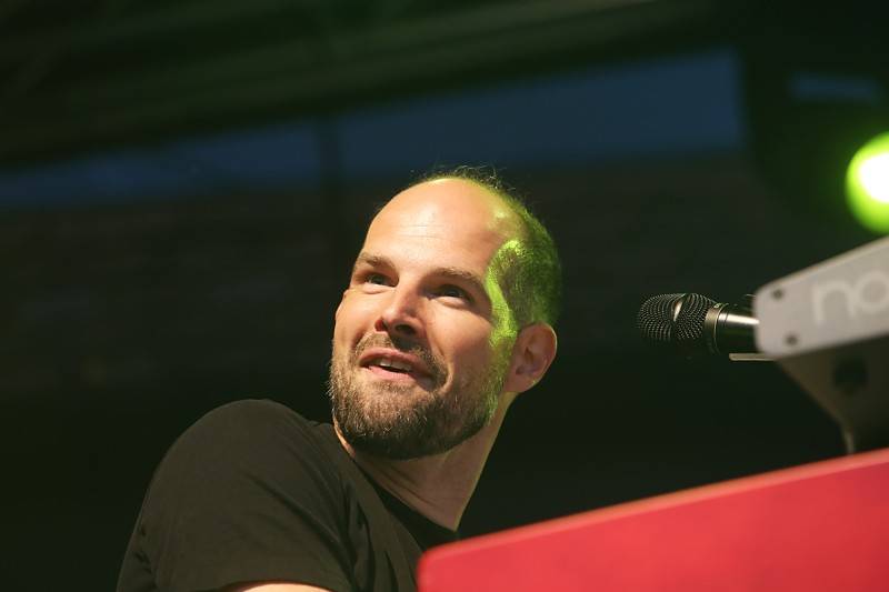 Tros Discotequos odstartovali koncert ve Valticích z toalet, publiku nabídli světové hity v netradičním podání