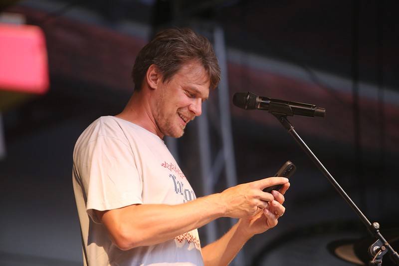 Tros Discotequos odstartovali koncert ve Valticích z toalet, publiku nabídli světové hity v netradičním podání