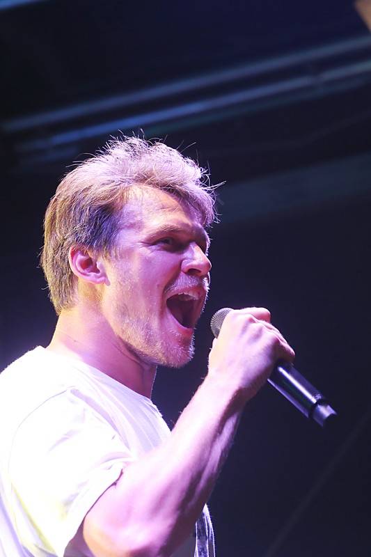 Tros Discotequos odstartovali koncert ve Valticích z toalet, publiku nabídli světové hity v netradičním podání