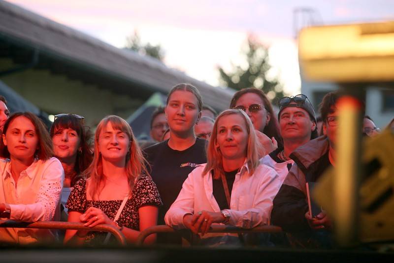 Tros Discotequos odstartovali koncert ve Valticích z toalet, publiku nabídli světové hity v netradičním podání