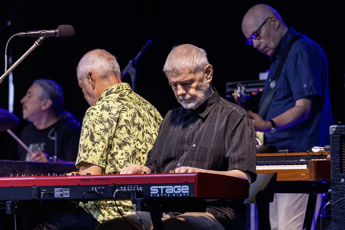 Koncert Bratrů Ebenů a Jiřího Schmitzera v Praze nepostrádal humor a grácii