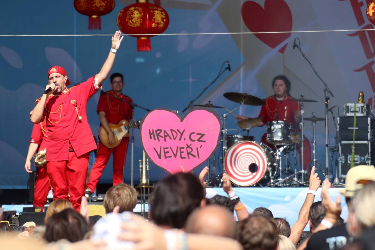 Druhý den Hradů CZ na Veveří: Lucie se loučila s Davidem Kollerem, Chinaski slavili třicet let a zastavil se i Čechomor