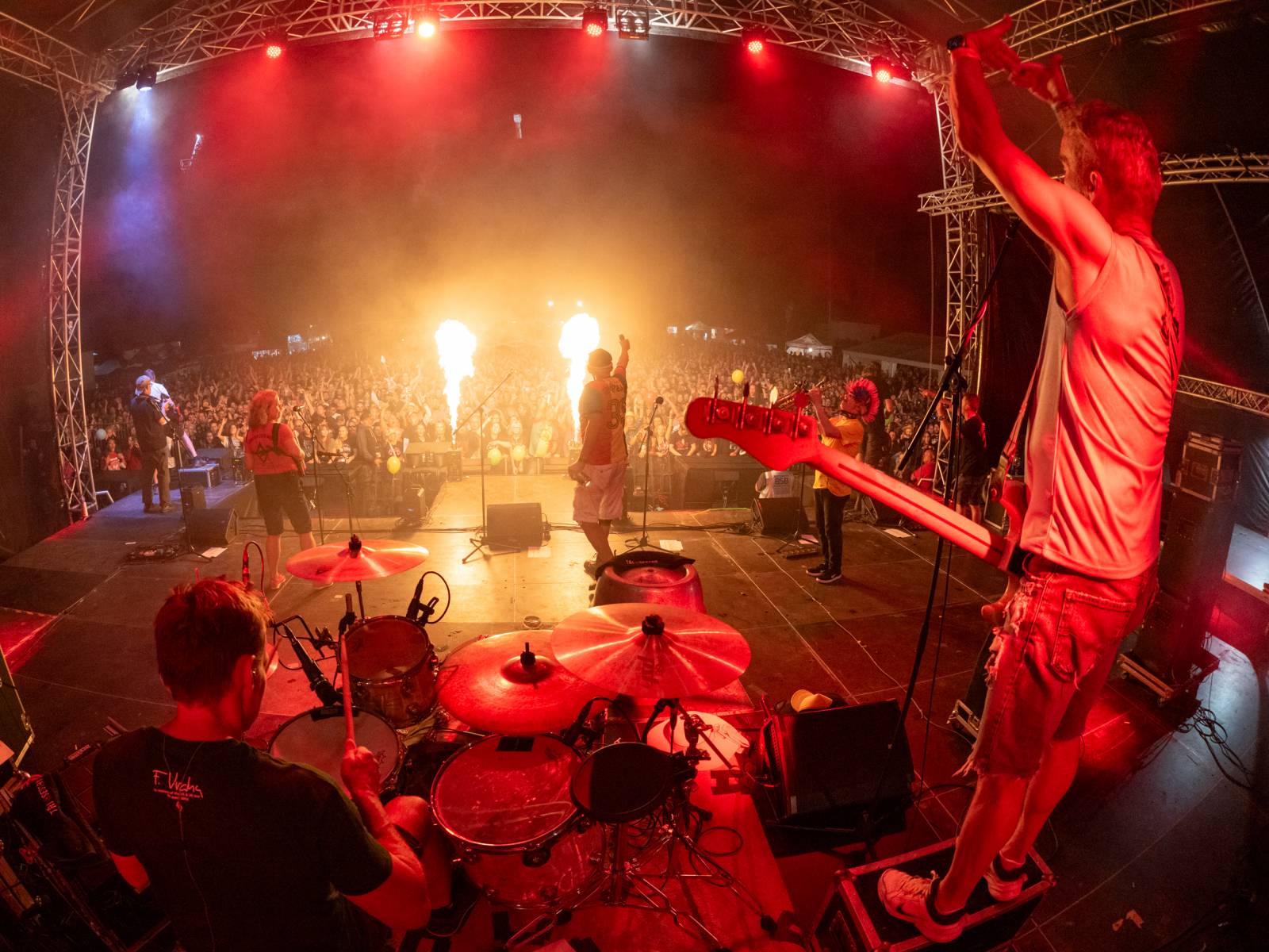 Keltská noc: Pod skokanskými můstky v Harrachově řádili Tři sestry, Harlej, Vypsaná fiXa i Trautenberk