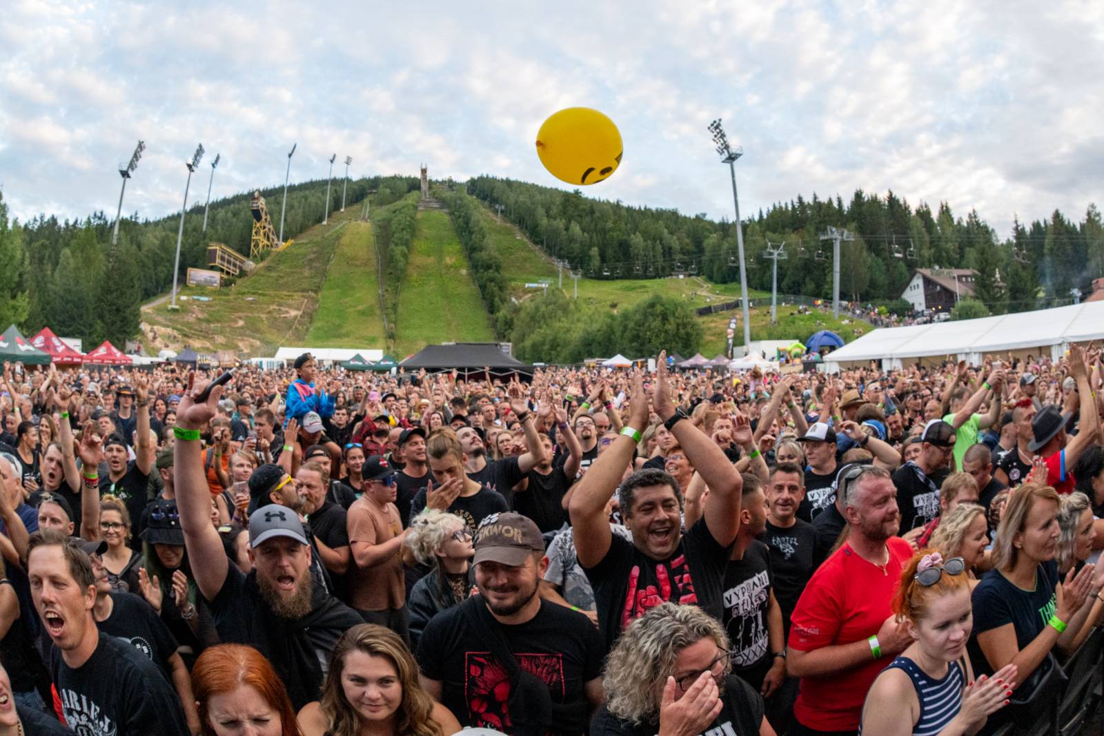 Keltská noc: Pod skokanskými můstky v Harrachově řádili Tři sestry, Harlej, Vypsaná fiXa i Trautenberk
