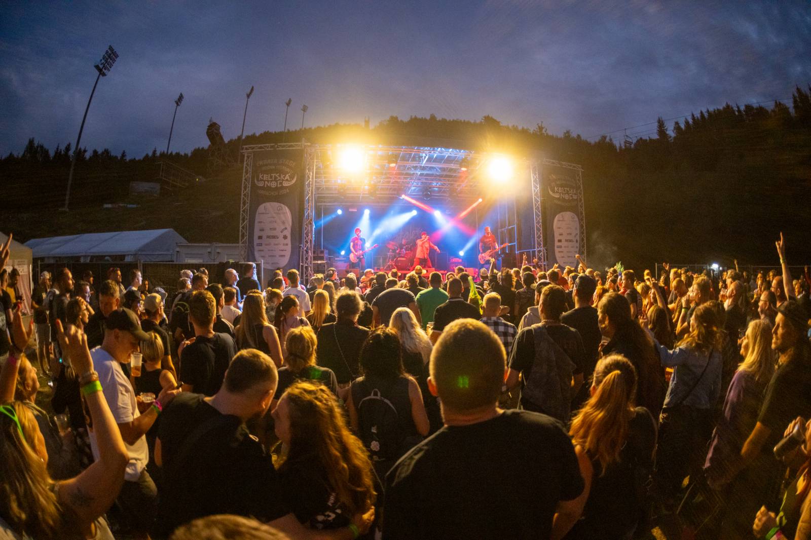 Keltská noc: Pod skokanskými můstky v Harrachově řádili Tři sestry, Harlej, Vypsaná fiXa i Trautenberk