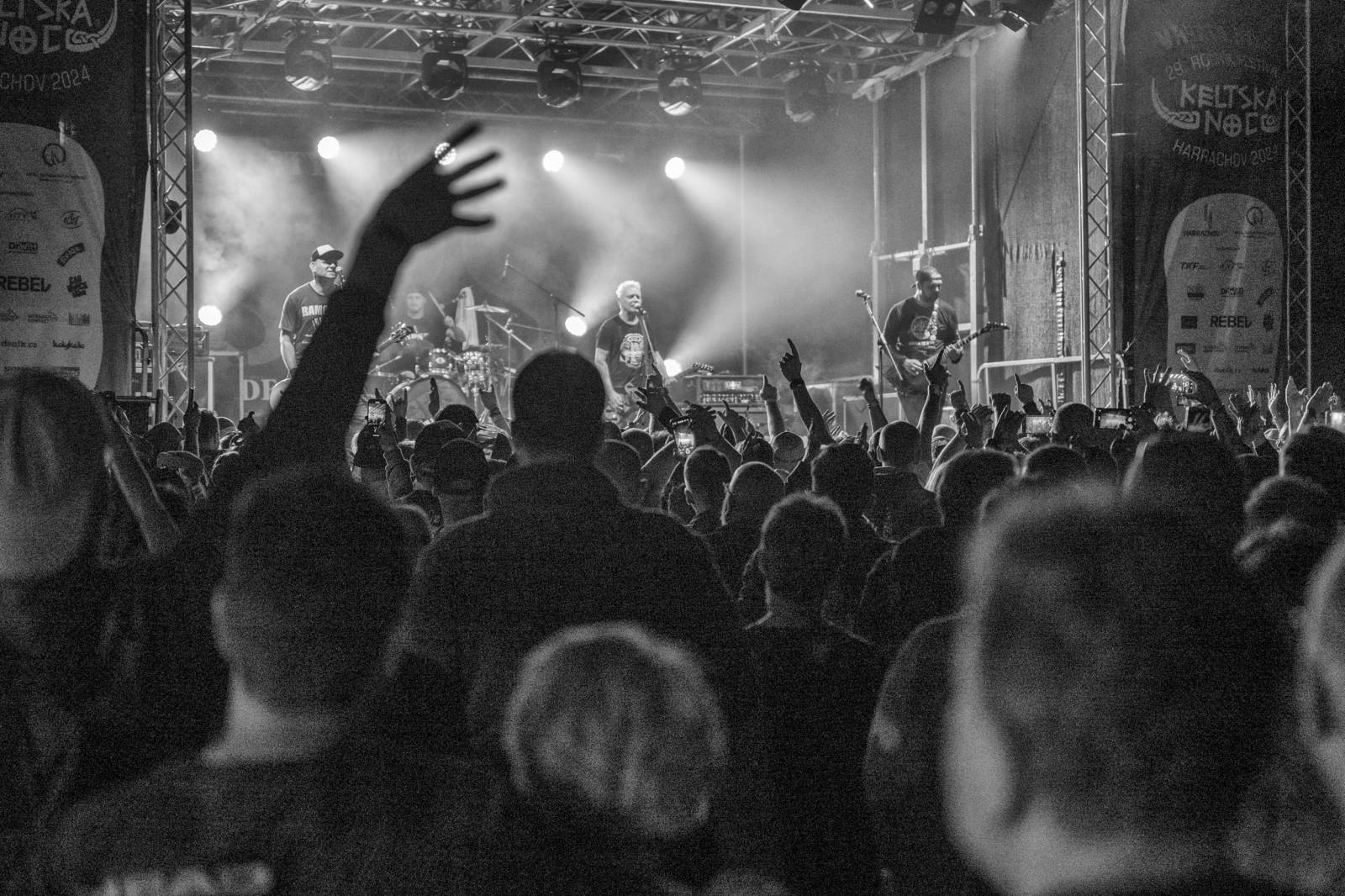 Keltská noc: Pod skokanskými můstky v Harrachově řádili Tři sestry, Harlej, Vypsaná fiXa i Trautenberk